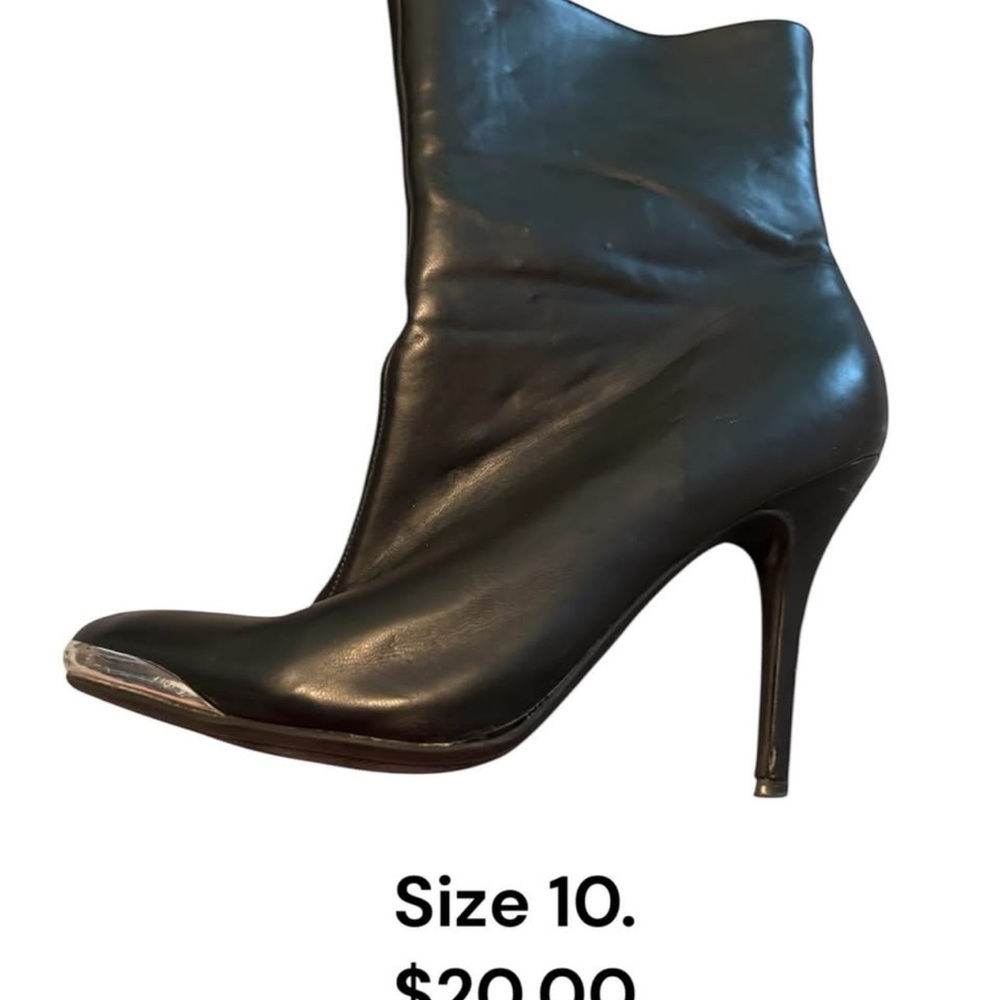 Black Stiletto Heeled Boots with Sleek Design